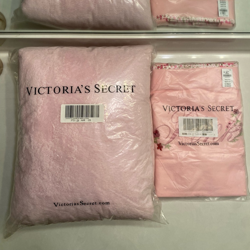 Pink VS Floral Tote and Blanket - Picture 2 of 8